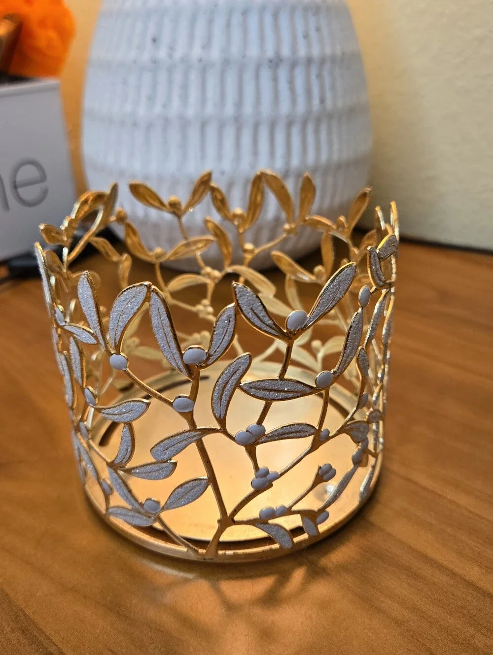 Bath & Body Works 3-Wick Candle Holder New Mistletoe Vine and White Motif